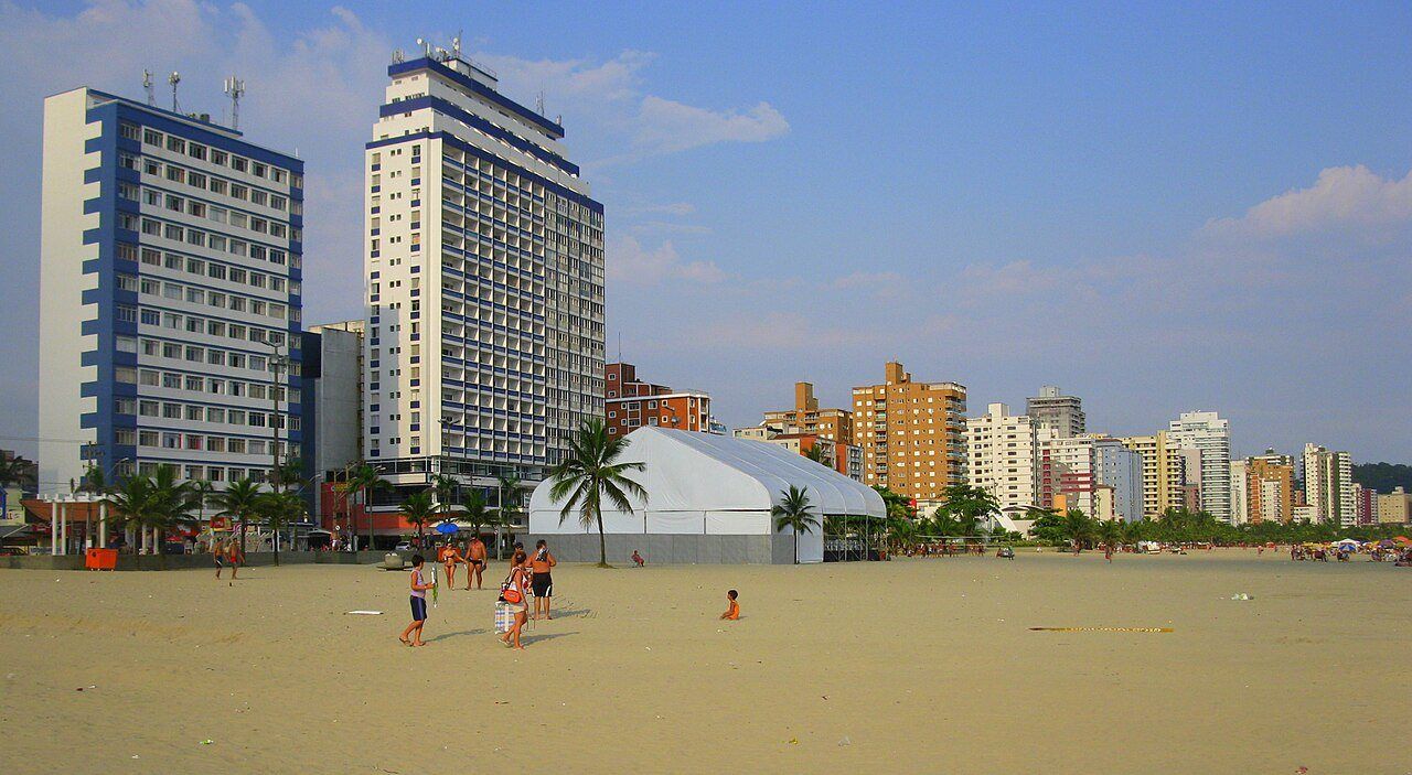 Prédios na orla do Boqueirão vistos da areia