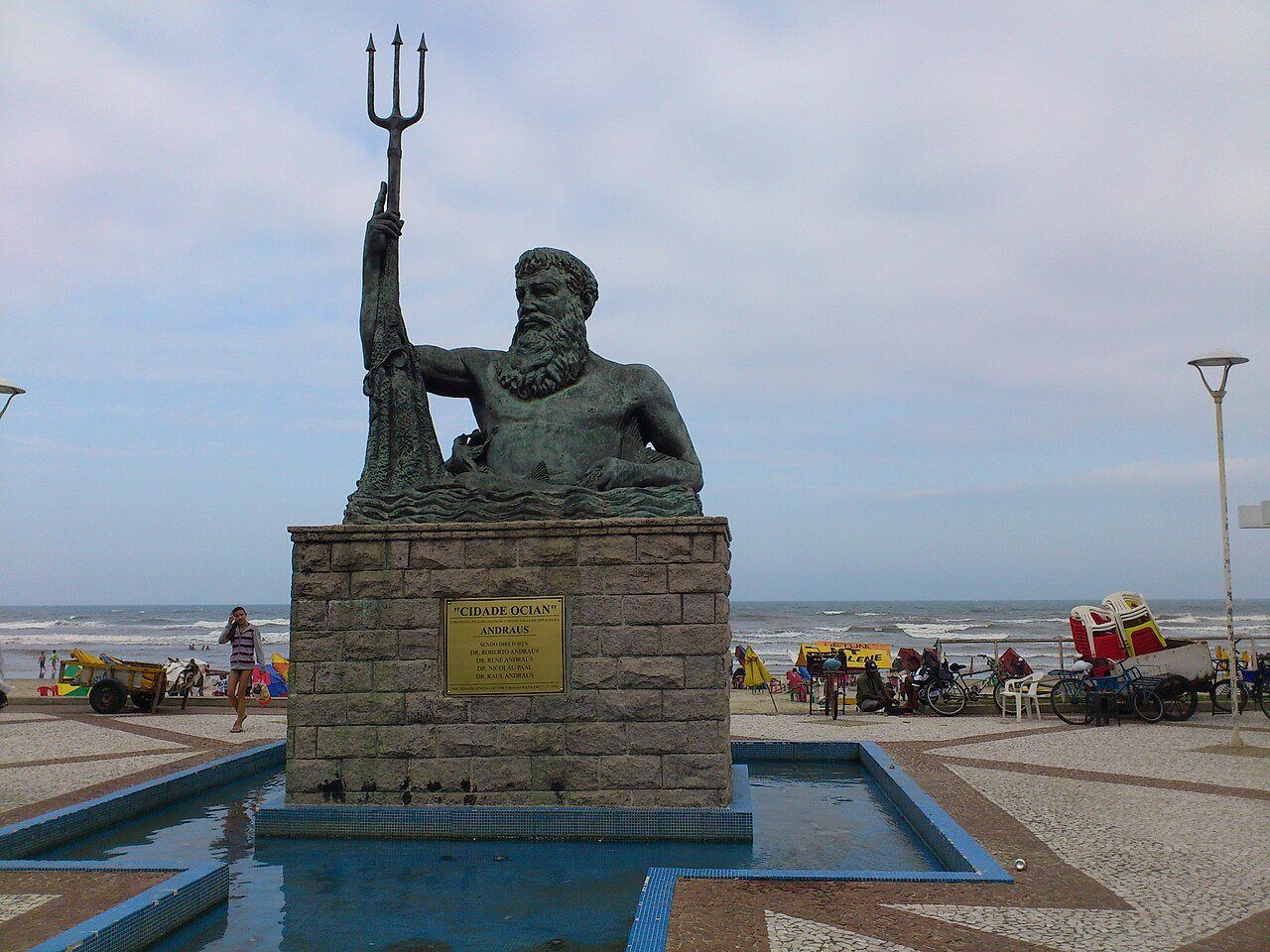 Estátua de Netuno na orla da Cidade Ocian