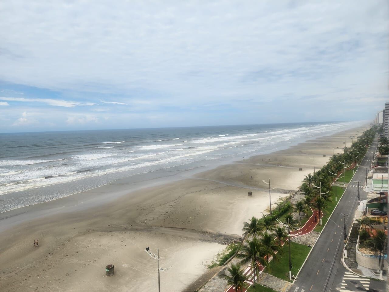 Vista alta da praia do Solemar e do calçadão