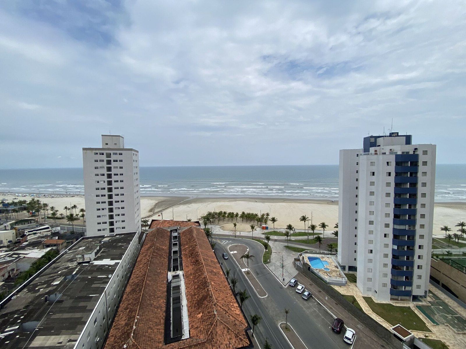 Vista da orla da Vila Mirim a partir de um apartamento alto