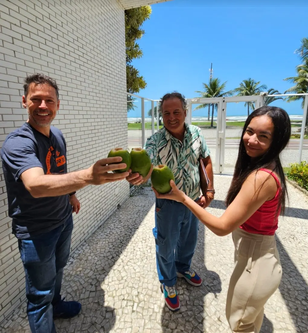 Entrega de chaves no Costa do Sol, com a praia ao fundo