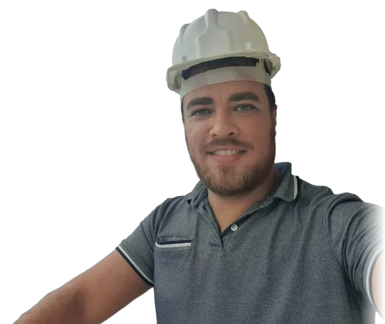 Samuel Laupp, corretor de imóveis em Praia Grande, de capacete de obra